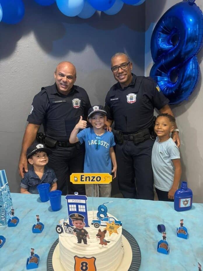 Pequeno Enzo fardado ao lado de agentes da GCM Barueri em sua festa.
