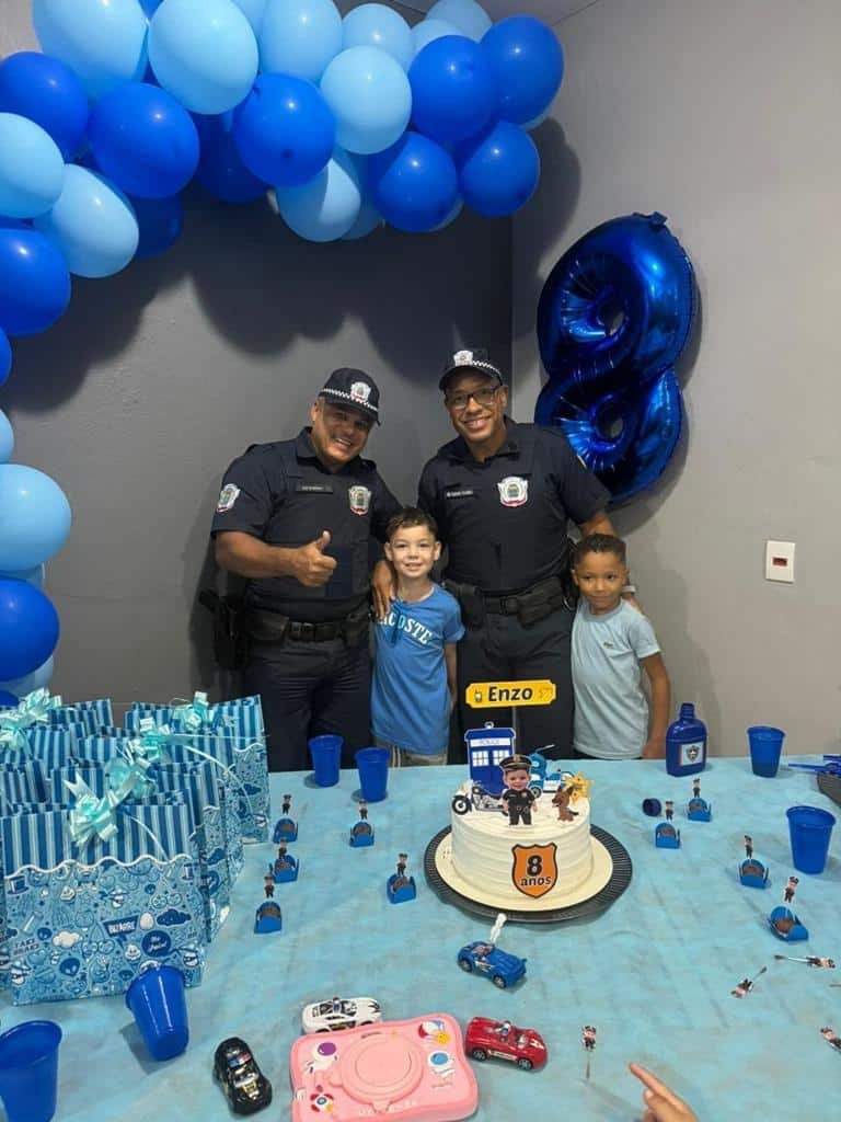 Detalhes da decoração azul e branca inspirada na Guarda Civil Municipal de Barueri.