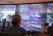 Segurança em Barueri: Cidade é a 5ª mais segura do Brasil e referência em tecnologia Painel de controle do Centro Integrado de Monitoramento de Barueri com câmeras de leitura de placa