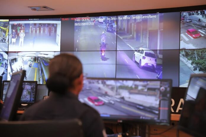 Painel de controle do Centro Integrado de Monitoramento de Barueri com câmeras de leitura de placa