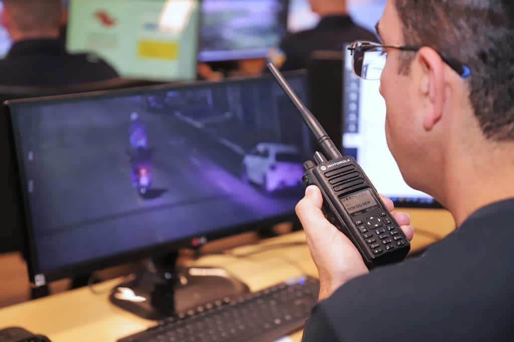 Painel de controle do Centro Integrado de Monitoramento de Barueri com câmeras de leitura de placa