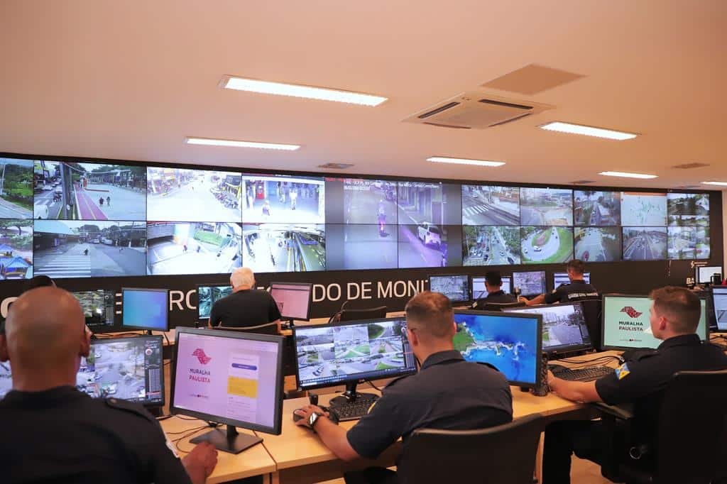 Painel de controle do Centro Integrado de Monitoramento de Barueri com câmeras de leitura de placa