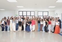 Residência médica em Barueri: cidade atrai talentos de todo o Brasil para rede municipal em 2026 Grupo de novos médicos residentes em aula inaugural no Centro de Especialidades de Barueri