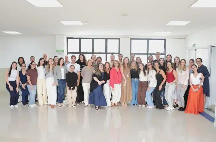 Grupo de novos médicos residentes em aula inaugural no Centro de Especialidades de Barueri