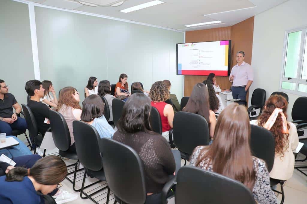 Residência médica em Barueri: cidade atrai talentos de todo o Brasil para rede municipal em 2026 2 Grupo de novos médicos residentes em aula inaugural no Centro de Especialidades de Barueri