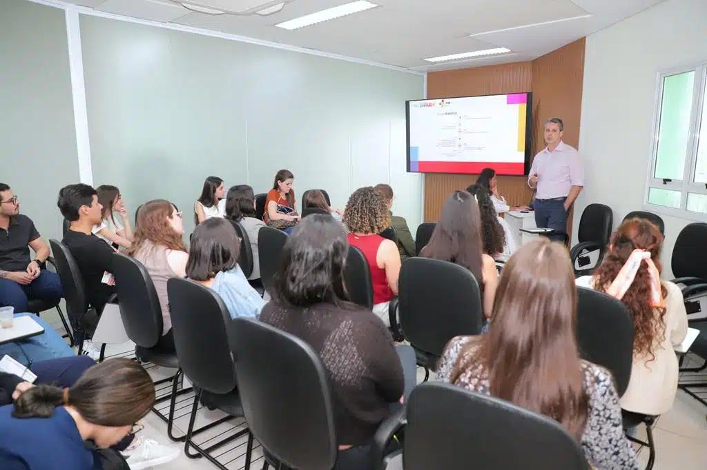 Grupo de novos médicos residentes em aula inaugural no Centro de Especialidades de Barueri
