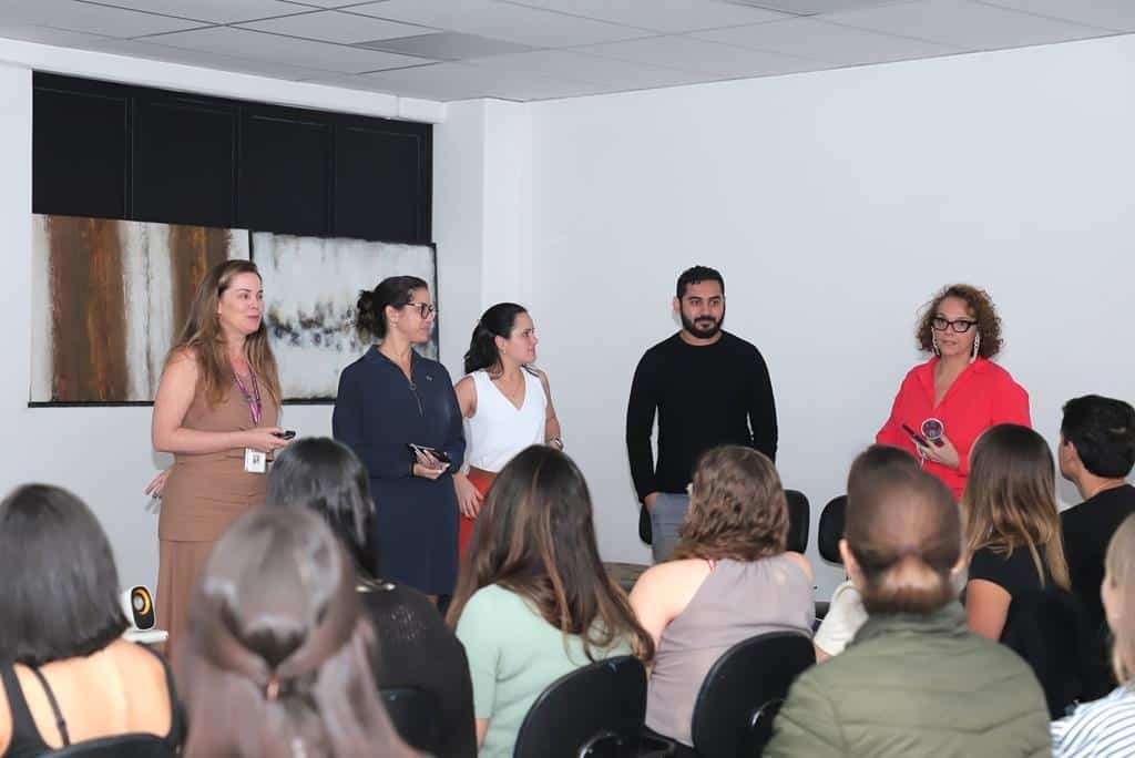 Residência médica em Barueri: cidade atrai talentos de todo o Brasil para rede municipal em 2026 1 Grupo de novos médicos residentes em aula inaugural no Centro de Especialidades de Barueri