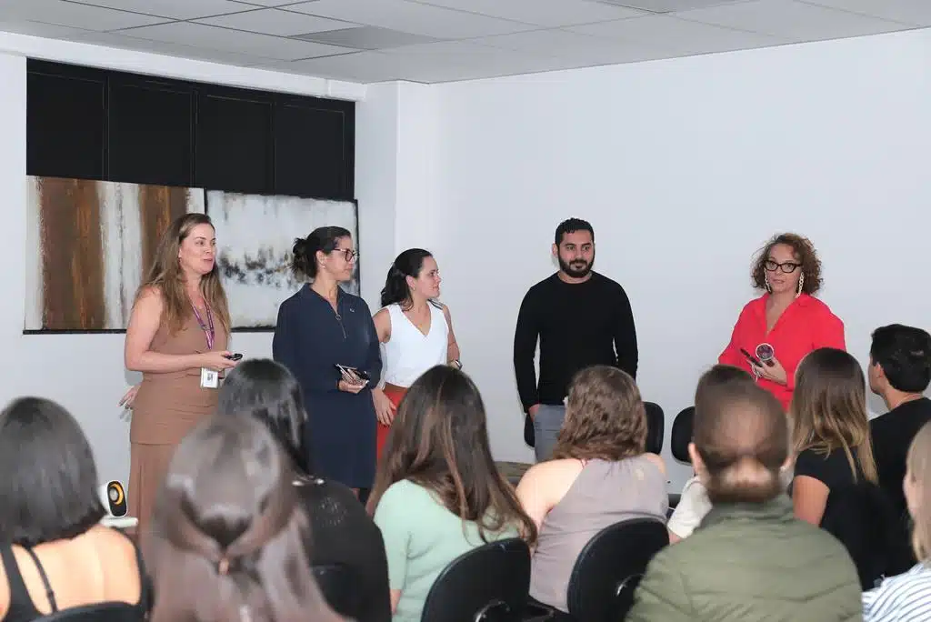 Grupo de novos médicos residentes em aula inaugural no Centro de Especialidades de Barueri