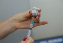 Vacinação em Barueri 2026: Confira a programação da semana de imunização Profissional de saúde realizando vacinação em Barueri durante a Semana Municipal de Imunização