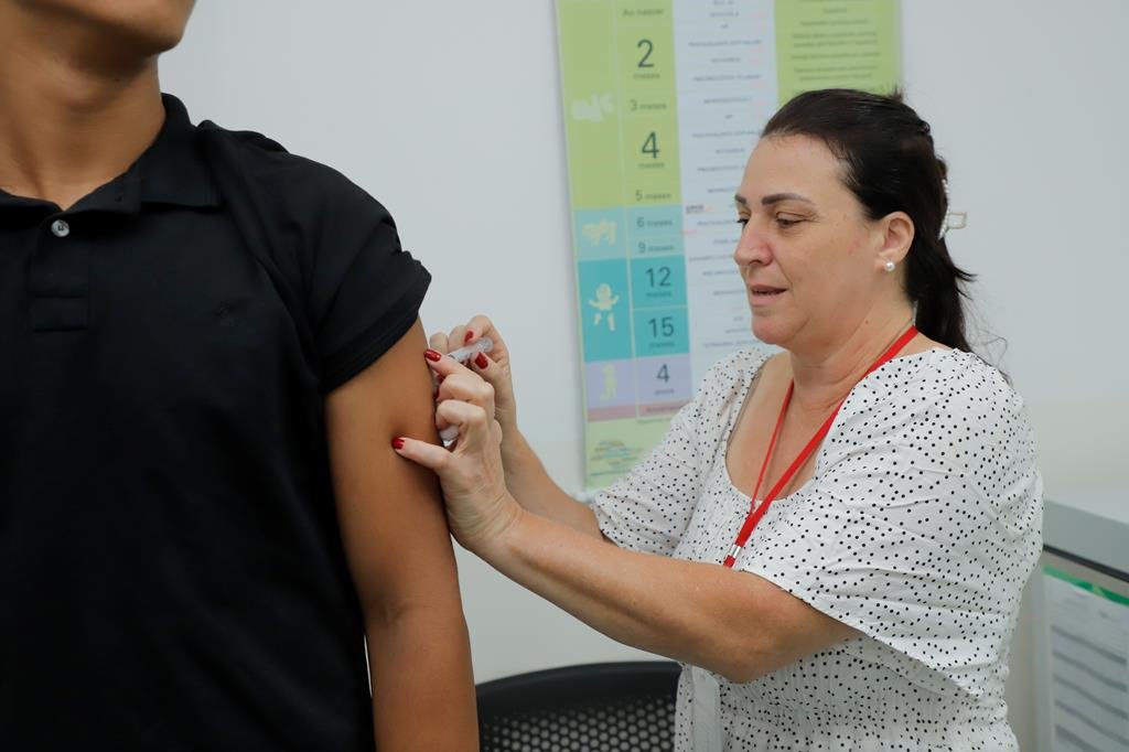Profissional de saúde realizando vacinação em Barueri durante a Semana Municipal de Imunização