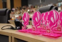 Prêmio Mulher Destaque Barueri 2026: saiba como indicar e valorizar o protagonismo feminino na região Mulher recebendo troféu em evento oficial da prefeitura de Barueri, representando o prêmio mulher destaque