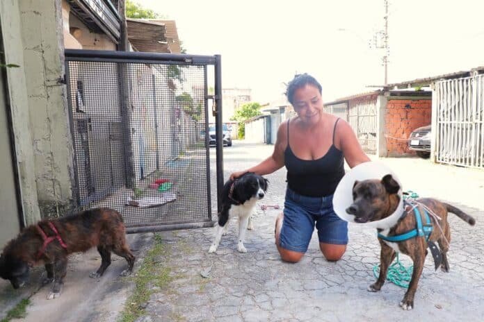 Mulher sorridente segurando um animal resgatado no bairro Jardim Paulista em Barueri 1
