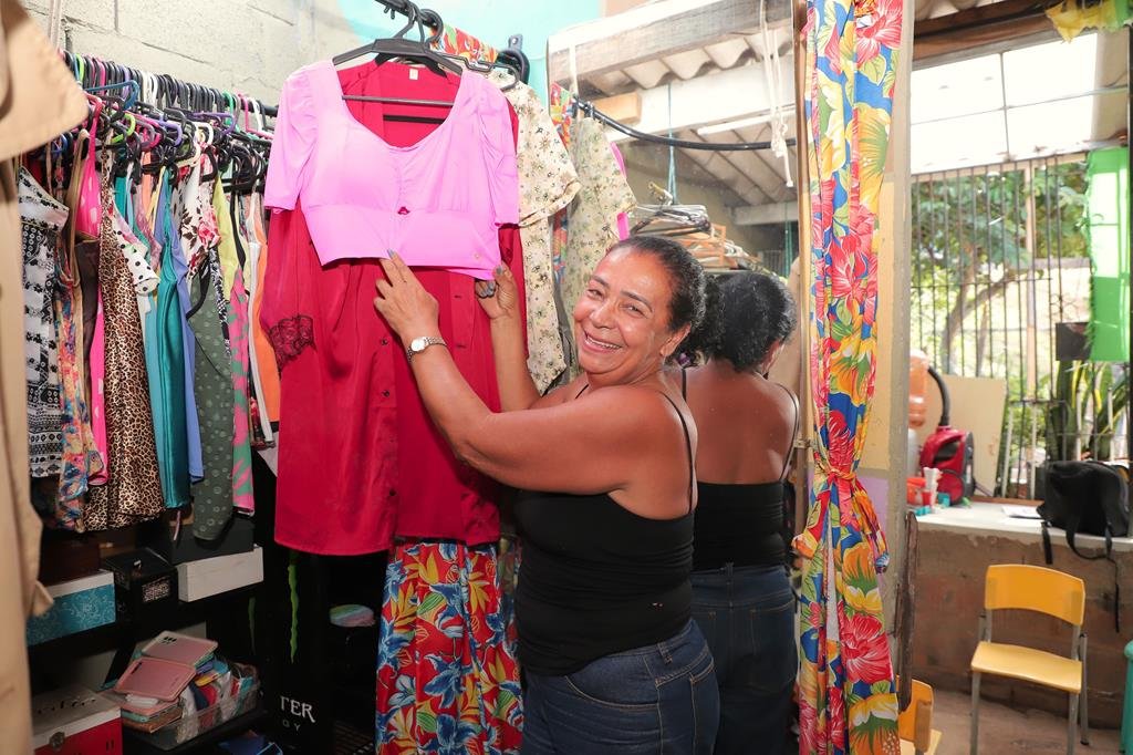 Mulher sorridente segurando um animal resgatado no bairro Jardim Paulista em Barueri 2