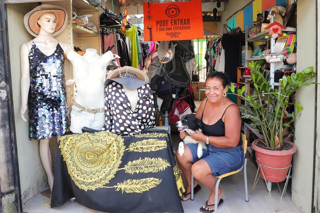 Mulher sorridente segurando um animal resgatado no bairro Jardim Paulista em Barueri