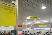 Vagas de emprego em Barueri março 2026: Casa do trabalhador abre 27 novas oportunidades Candidato consultando vagas de emprego em Barueri pelo celular