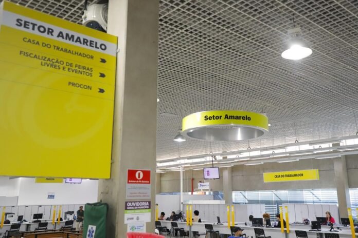 Candidato consultando vagas de emprego em Barueri pelo celular