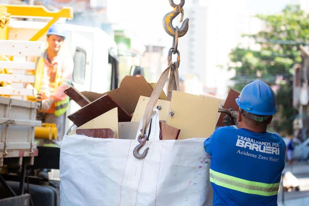 Caminhão da Prefeitura de Barueri realizando a coleta de big bag do serviço Papa-Entulho em via pública