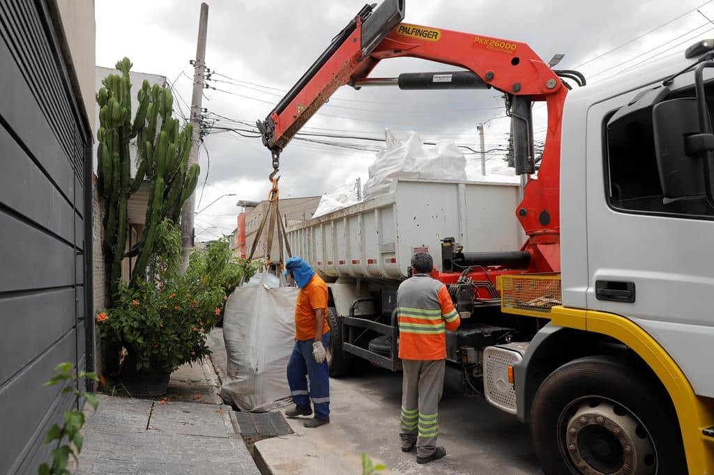 Caminhão da Prefeitura de Barueri realizando a coleta de big bag do serviço Papa-Entulho em via pública