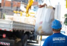 Papa-Entulho Barueri e Cata-Cacarecos: veja como descartar resíduos com apoio da prefeitura Caminhão da Prefeitura de Barueri realizando a coleta de big bag do serviço Papa-Entulho em via pública