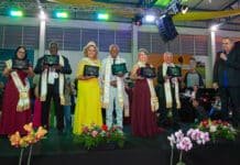 Miss e Mister Carapicuíba 2026: Abertas as inscrições para o concurso da melhor idade Candidatos desfilando no concurso Miss e Mister Carapicuíba em traje de gala