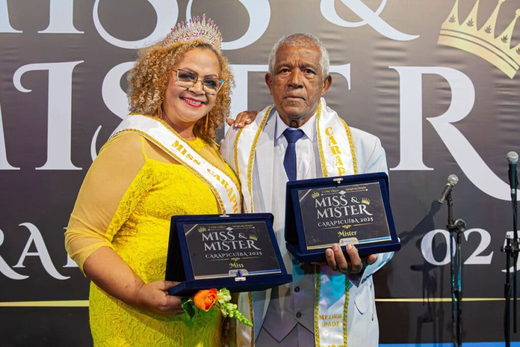Candidatos desfilando no concurso Miss e Mister Carapicuíba em traje de gala no evento