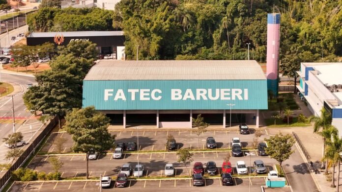Fachada da unidade Fatec Barueri, destacando a oportunidade do vestibular para o segundo semestre de 2026