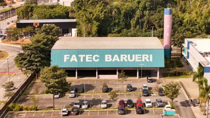 Fachada da unidade Fatec Barueri, destacando a oportunidade do vestibular para o segundo semestre de 2026