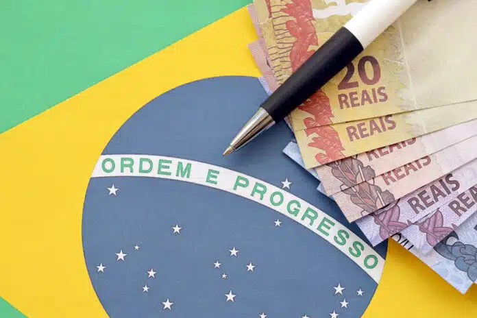 Consumo com dólar e juros em alta pressionando os preços